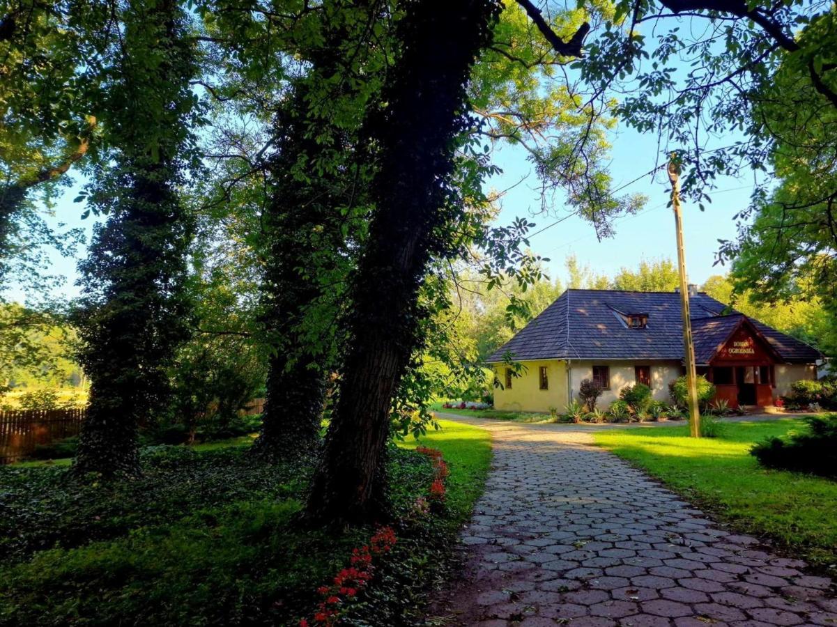 Hostel Domek Ogrodnika Przy Muzeum W Przeworsku Zespole Palacowo - Parkowym Ngoại thất bức ảnh